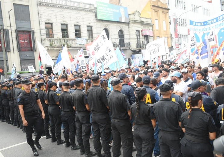 Incidentes y enfrentamientos con la Policía en los piquetes de los puentes Pueyrredón y Saavedra (Crónica/Rubén Paredes).