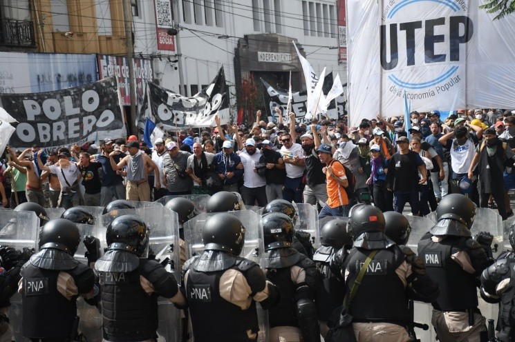 Incidentes y enfrentamientos con la Policía en los piquetes de los puentes Pueyrredón y Saavedra (Crónica/Rubén Paredes).