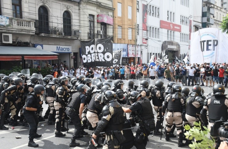 Incidentes y enfrentamientos con la Policía en los piquetes de los puentes Pueyrredón y Saavedra (Crónica/Rubén Paredes).