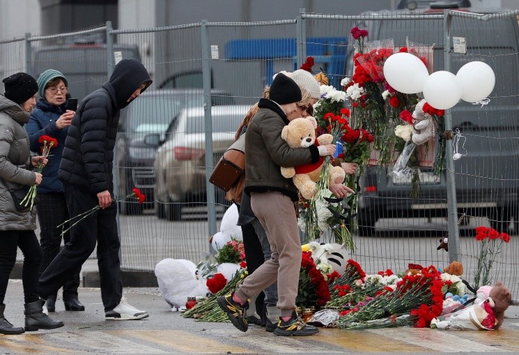 La gente deposita flores en un monumento improvisado a las víctimas de un ataque a tiros en la sala de conciertos Crocus City Hall en la región de   <a href='https://www.cronica.com.ar/tags/Moscú'>Moscú</a> (NA).