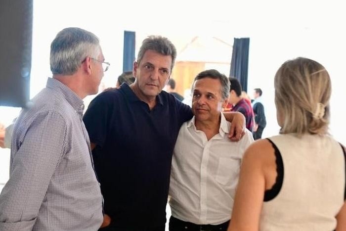 Sergio Massa junto a Diego Giuliano en uno de los últimos encuentros entre intendentes y legisladores provinciales y nacionales del   <a href='https://www.cronica.com.ar/tags/Frente Renovador'>Frente Renovador</a>.