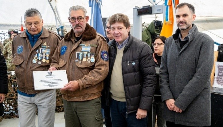 Gustavo Melella, gobernador de Tierra del Fuego, junto a Juan Carlos Parodi, presidente del Centro de Ex Combatientes en Ushuaia.