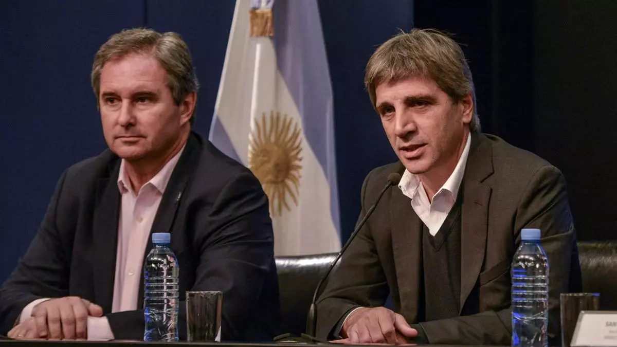 Pablo Quirno y Luis 'Toto' Caputo. Milei los describió como 'brillantes y buena gente”.