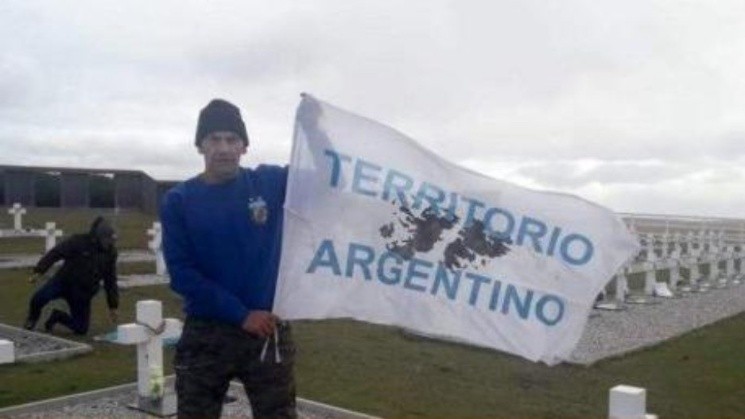 Luis Escobedo homenajeando a los caídos en Malvinas.