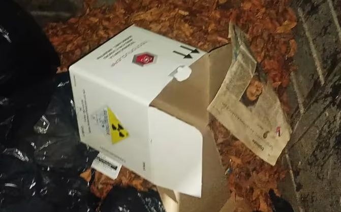 La caja del material radiactivo que encontró el vecino en un contenedor de basura de   <a href='https://www.cronica.com.ar/tags/Chacarita'>Chacarita</a>.