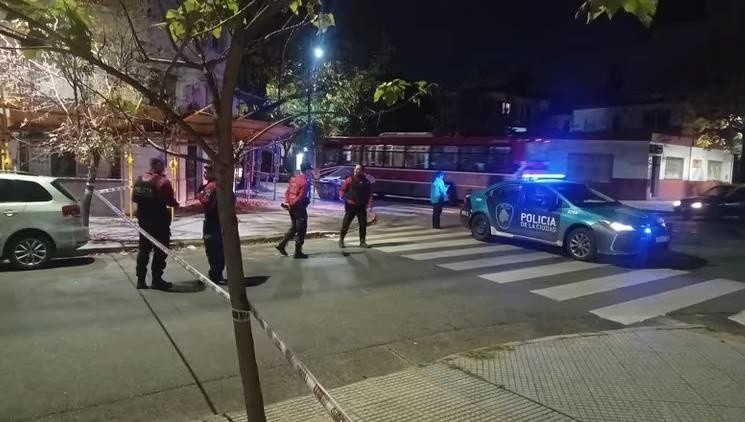 Tras el llamado del vecino al 911, la Policía porteña acordonó la zona.