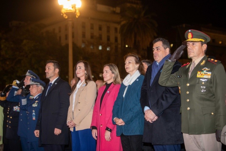 Autoridades en el cambio de Guardia del Regimiento de Infantería 1 Patricios en el Cabildo de la Ciudad de Buenos Aires