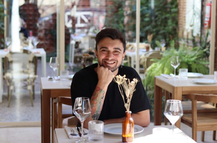 Ignacio Feibelmann en su negocio gastronómico de pastas.