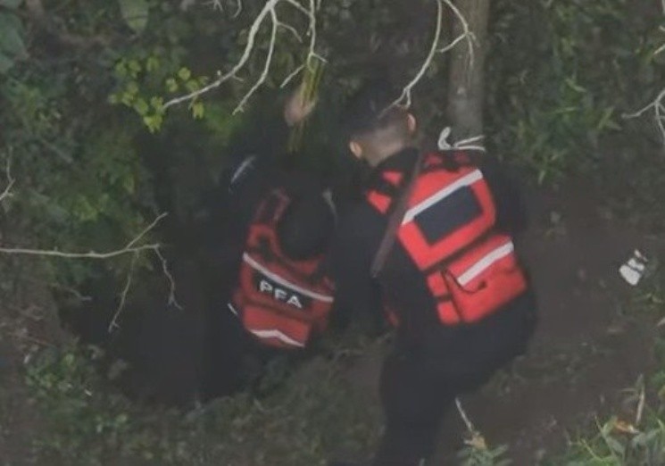 La Policía Federal trabajando en uno de los dos pozos situados a metros de la propiedad de la abuela de Loan