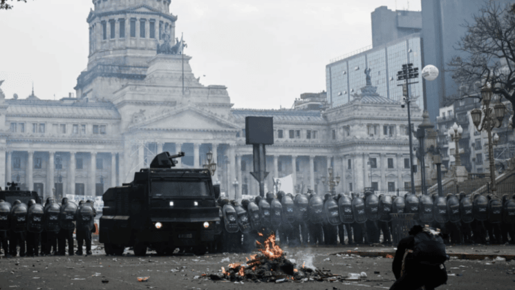 Incidentes en las inmediaciones del Congreso durante el tratamiento de la   <a href='https://www.cronica.com.ar/tags/Ley Bases'>Ley Bases</a>