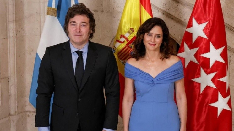 Milei junto con la Presidenta de la Comunidad de Madrid, Isabel Díaz Ayuso, quien le otorgó una distinción