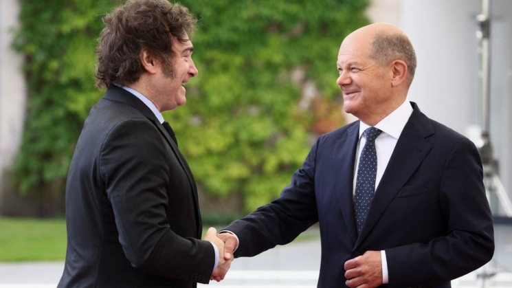 Milei junto al canciller alemán Olaf Scholz