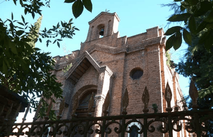 Si vas a Carlos Keen, tenés la opción de conocer la iglesia.