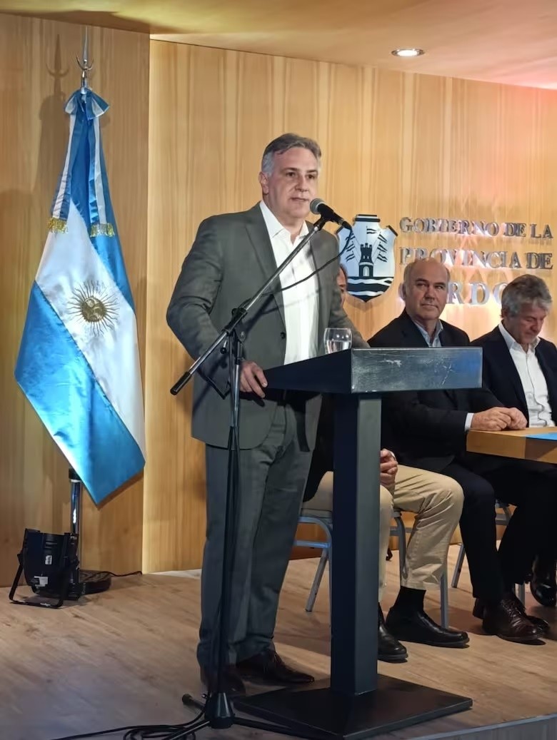  El Gobernador Martín Llaryora en la presentación de los créditos.