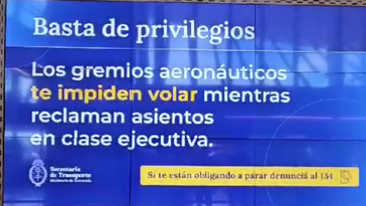 Mensajes contra la protesta de aeronáuticos en las pantallas de   <a href='https://www.cronica.com.ar/tags/Aeroparque'>Aeroparque</a>. 