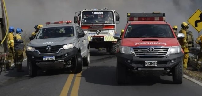  Cientos de bomberos participan en los operativos (Twitter).