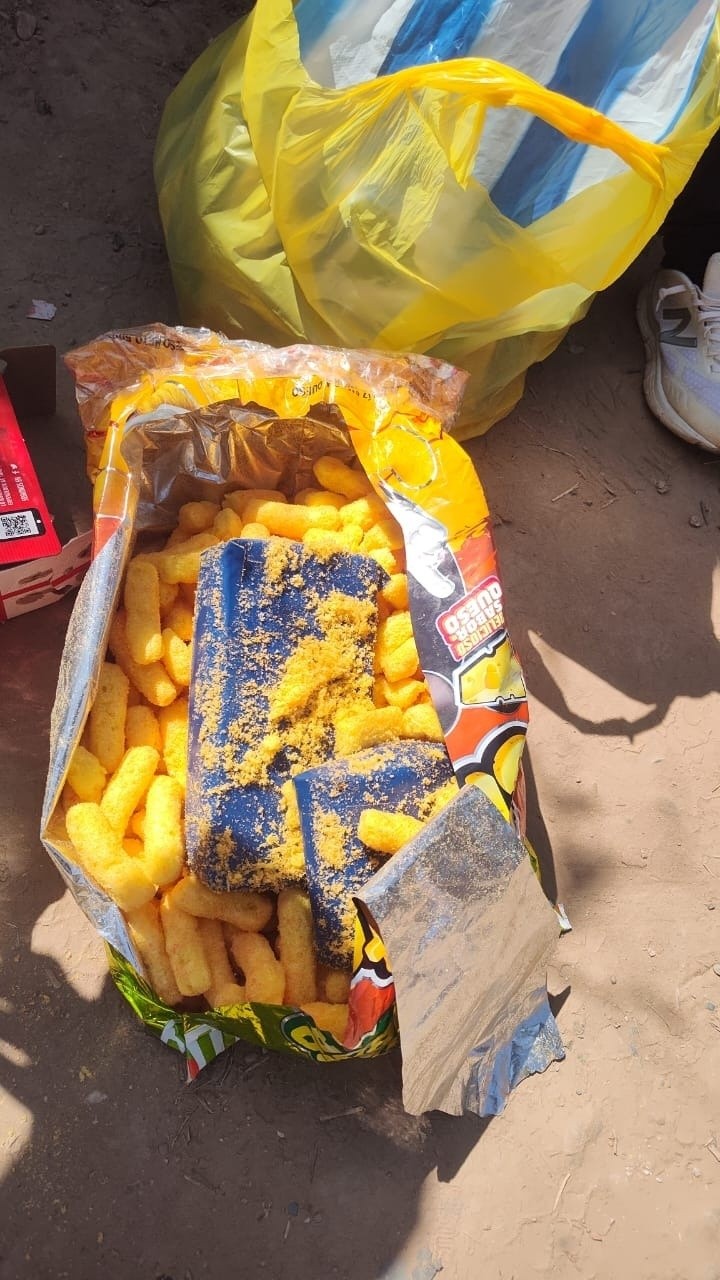 En este paquete de snacks, la mujer ocultaba cocaína. 