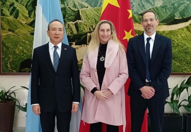 Karina Milei, con al embajador chino en Argentina, Wang Wei. 