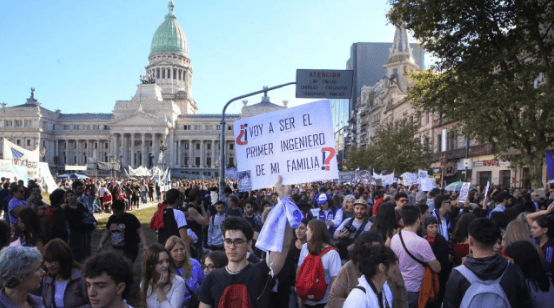 La marcha de estudiantes y docentes contra el veto a la ley de Financiamiento universitario.