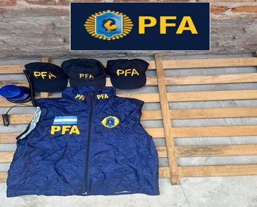 Gorras, sirena y más prendas de vestir de la PFA que estaban en poder de los delincuentes. 