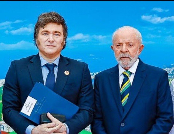  Javier Milei y Lula Da Silva, posan para la foto en la   <a href='https://www.cronica.com.ar/tags/Cumbre del G20'>Cumbre del G20</a> en Brasil luego de un frío saludo protocolar.