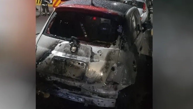  Un auto también fue incendiado esta madrugada en   <a href='https://www.cronica.com.ar/tags/Rosario'>Rosario</a>. 