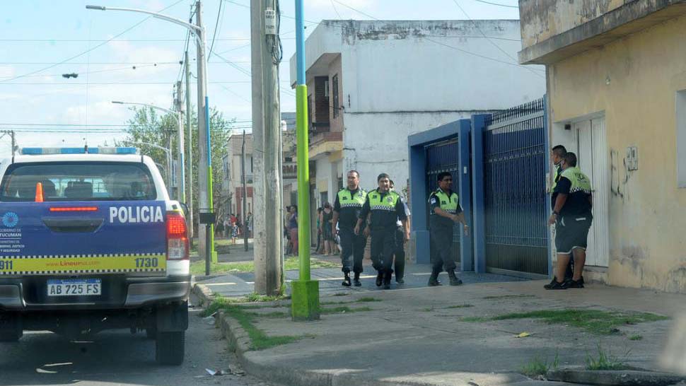 Personal policial recorren la zona donde fue encontrado el cuerpo. (Gentileza La Gaceta)