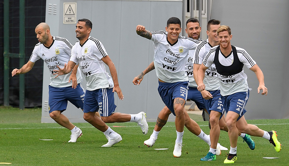 Los jugadores se muevan con intensidad durante la práctica en Barcelona. (AFP)