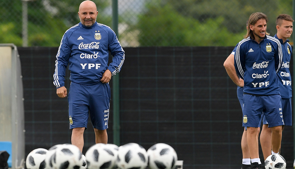 Los jugadores trabajaron bajo los órdenes de Sampaoli y su cuerpo técnico. (AFP)