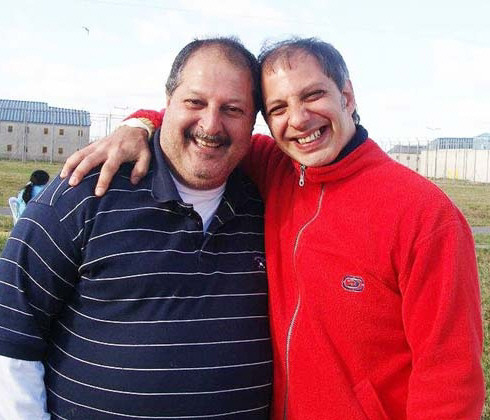 Vázquez, en el penal de Ezeiza, con el padre de Mariano Martínez. 