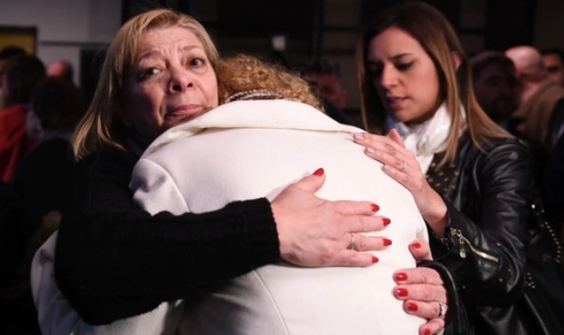 Esther, la madre de Érica Soriano, se abraza con una hija. 