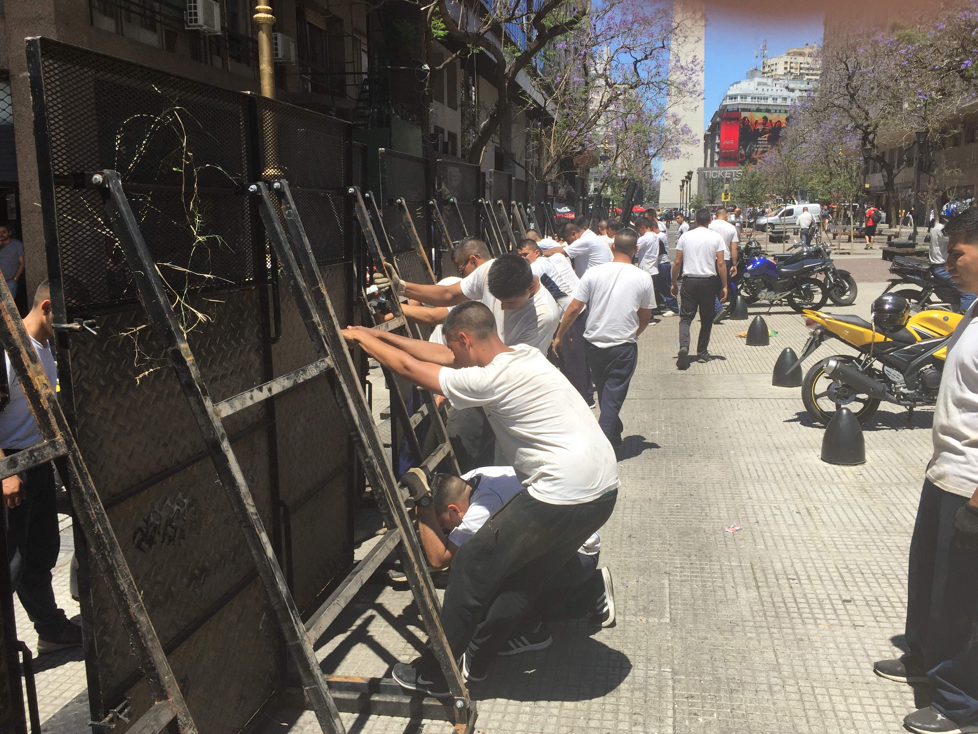 Diagonal Norte, a metros de la 9 de Julio, vallada (Carlos Ventura - Diario Crónica) 