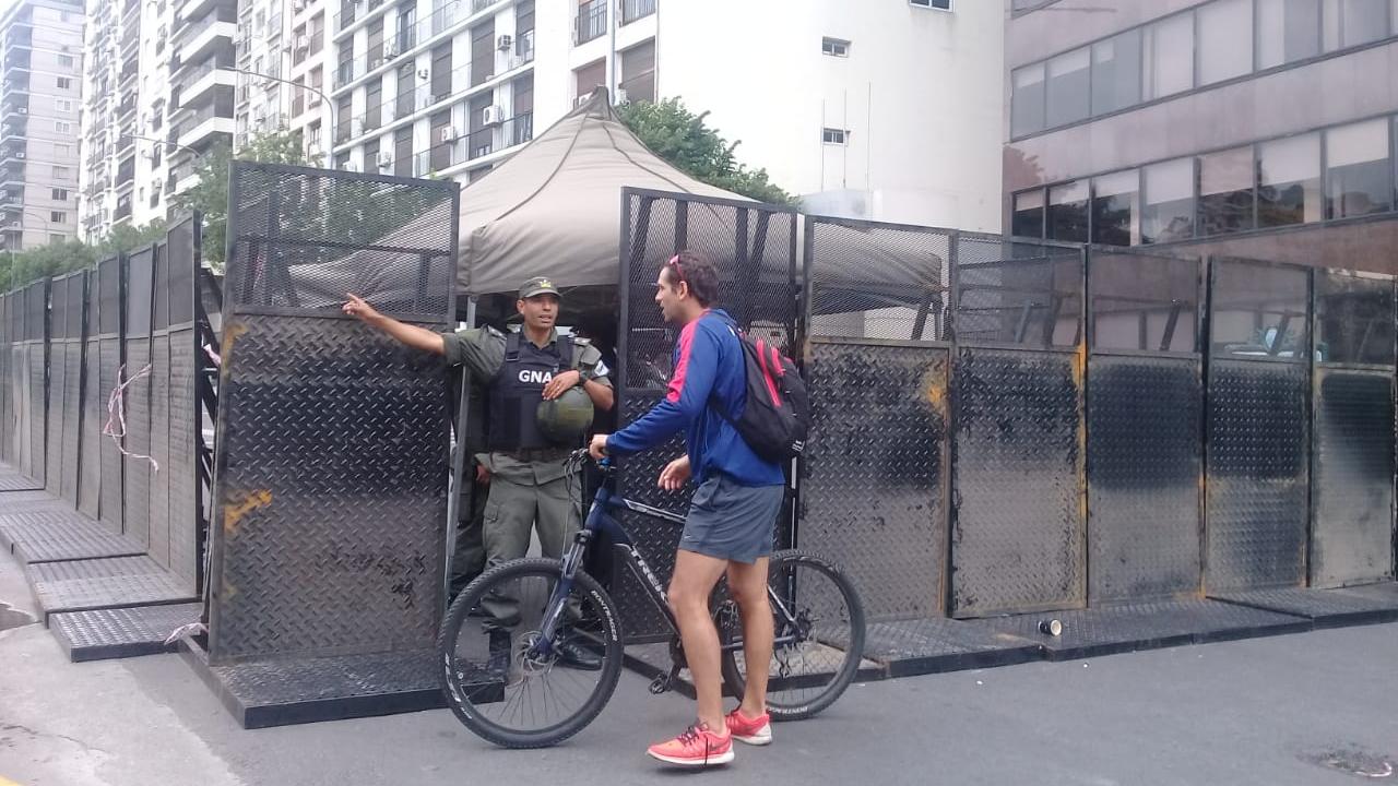 Los controles son rigurosos para ingresar a la zona restringida (Crónica).