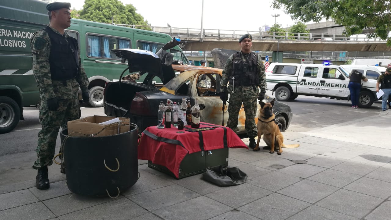 El auto siniestrado y el hallazgo de la Gendarmería.