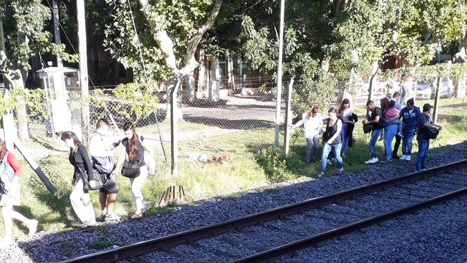 La gente debió caminar por las vías para llegar a la estación de Avellaneda.