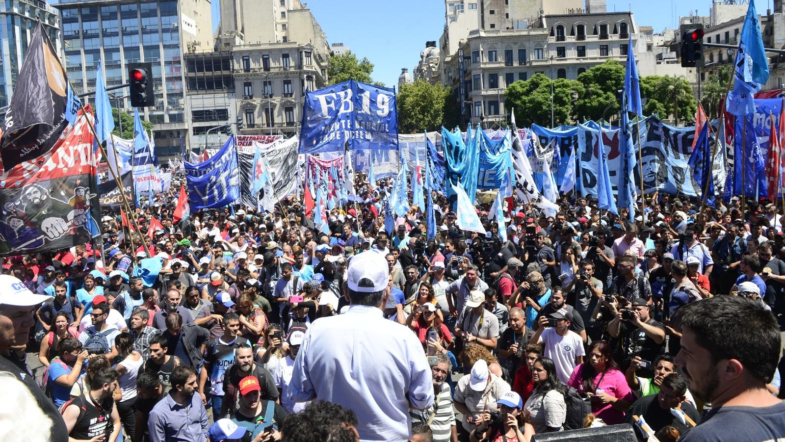 Una multitud frente al Ministerio de Desarrollo Social (Jonatan Moreno/Crónica).