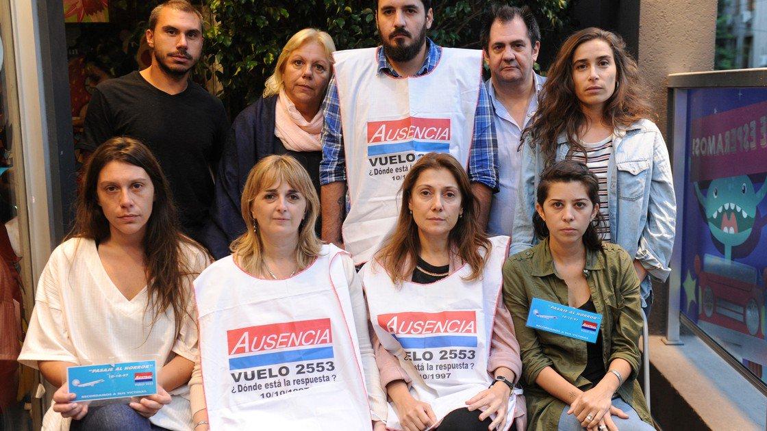 Familiares de las víctimas piden justicia en el día del inicio del juicio.