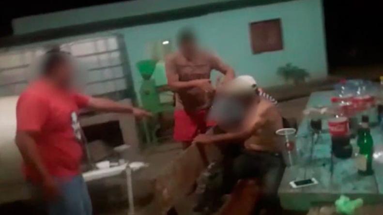 Al hombre lo vejaron con una botella entre otras atrocidades (Captura de video).