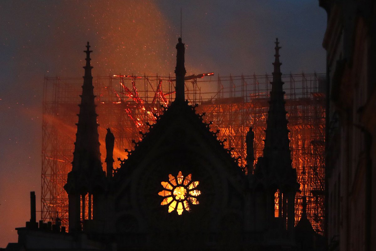 El incendio destruyó gran parte de la histórica catedral de Notre Dame. (@nuriamayoraldel)