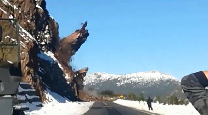 Equipos viales operan en la zona para despejar la nieve y árboles caídos de la calzada (Captura de video).