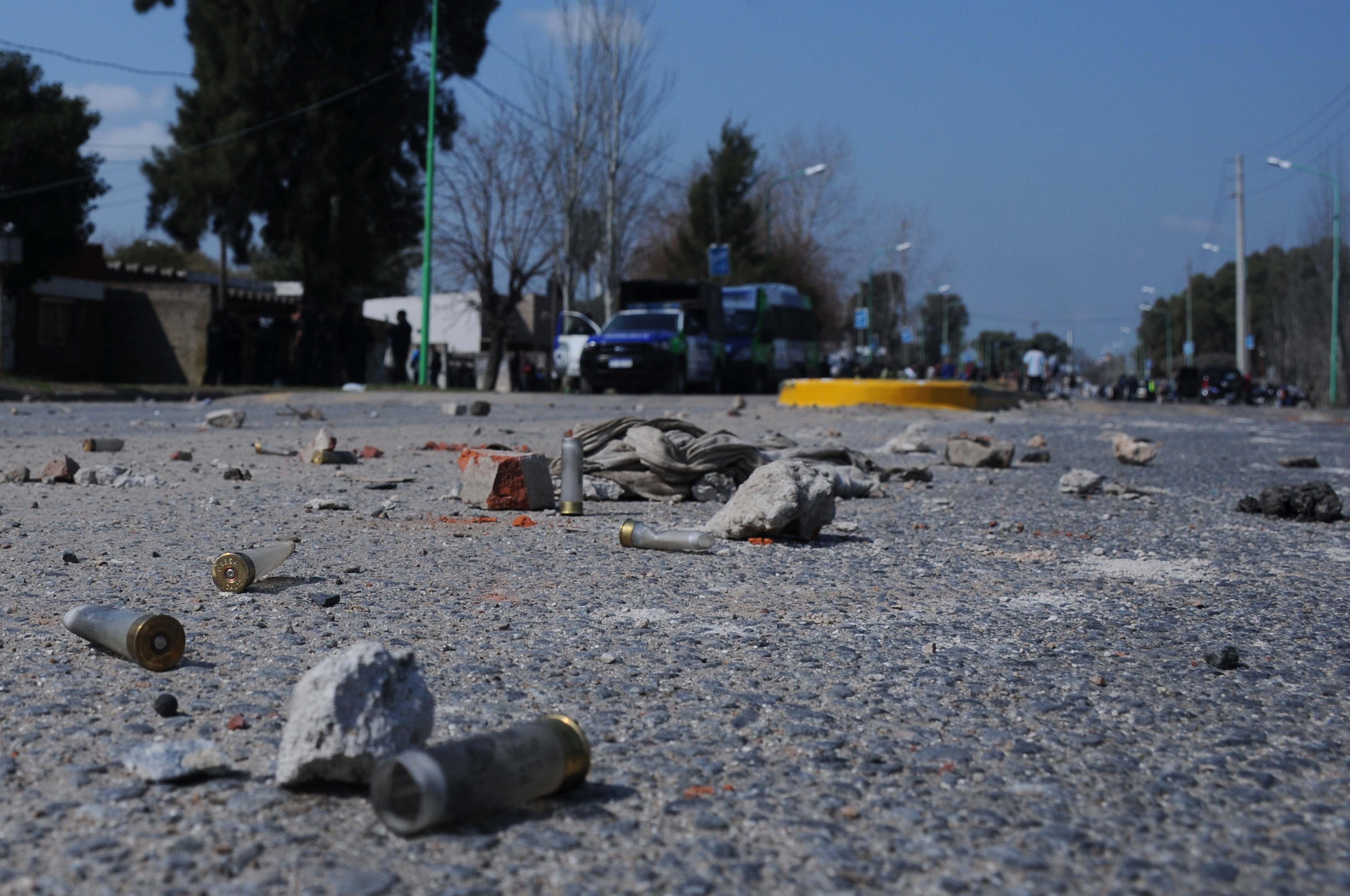 Balas y piedras, postales de un agitado lunes en Ensenada. 