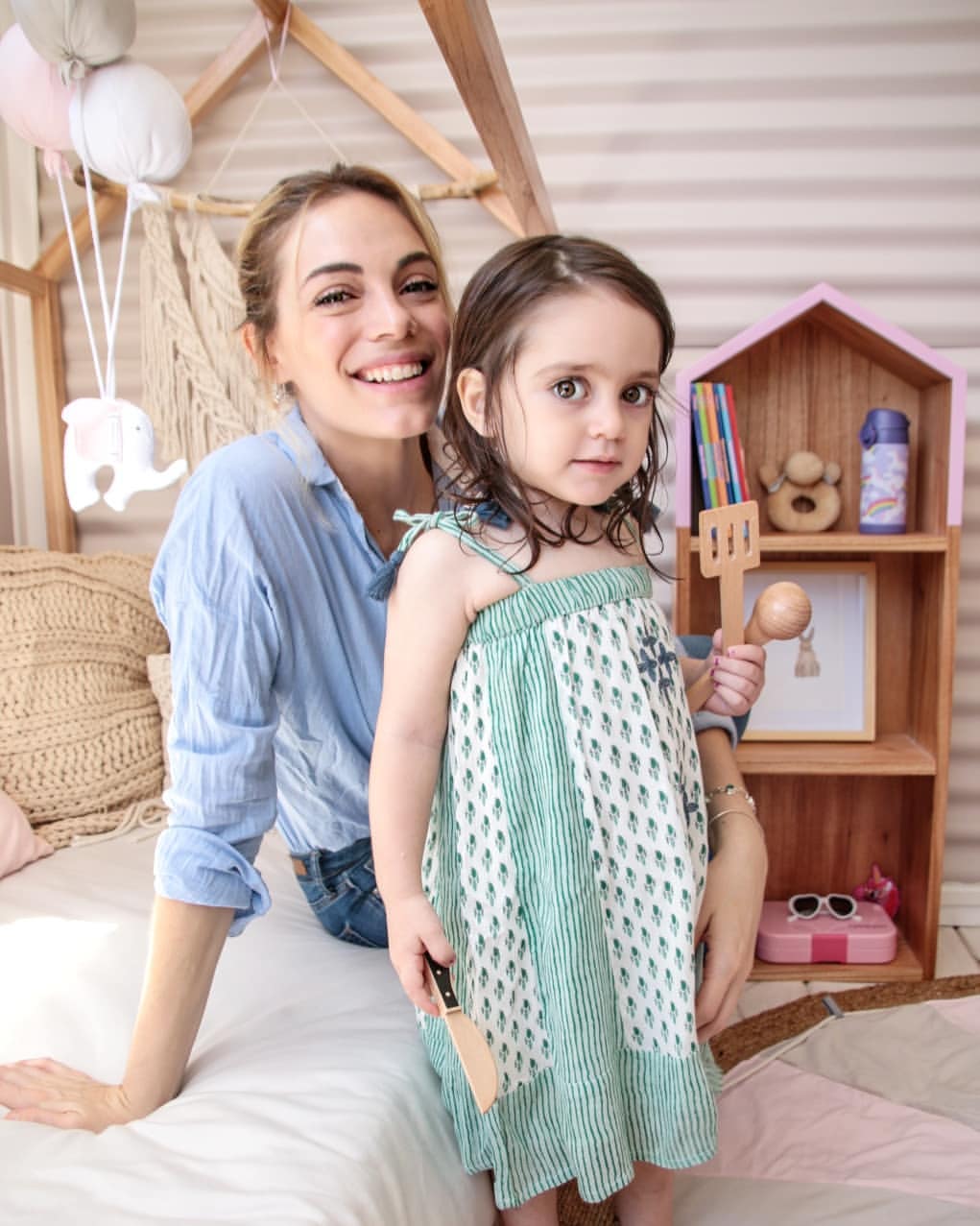 Emilia Attias y su hija Gina jugando.