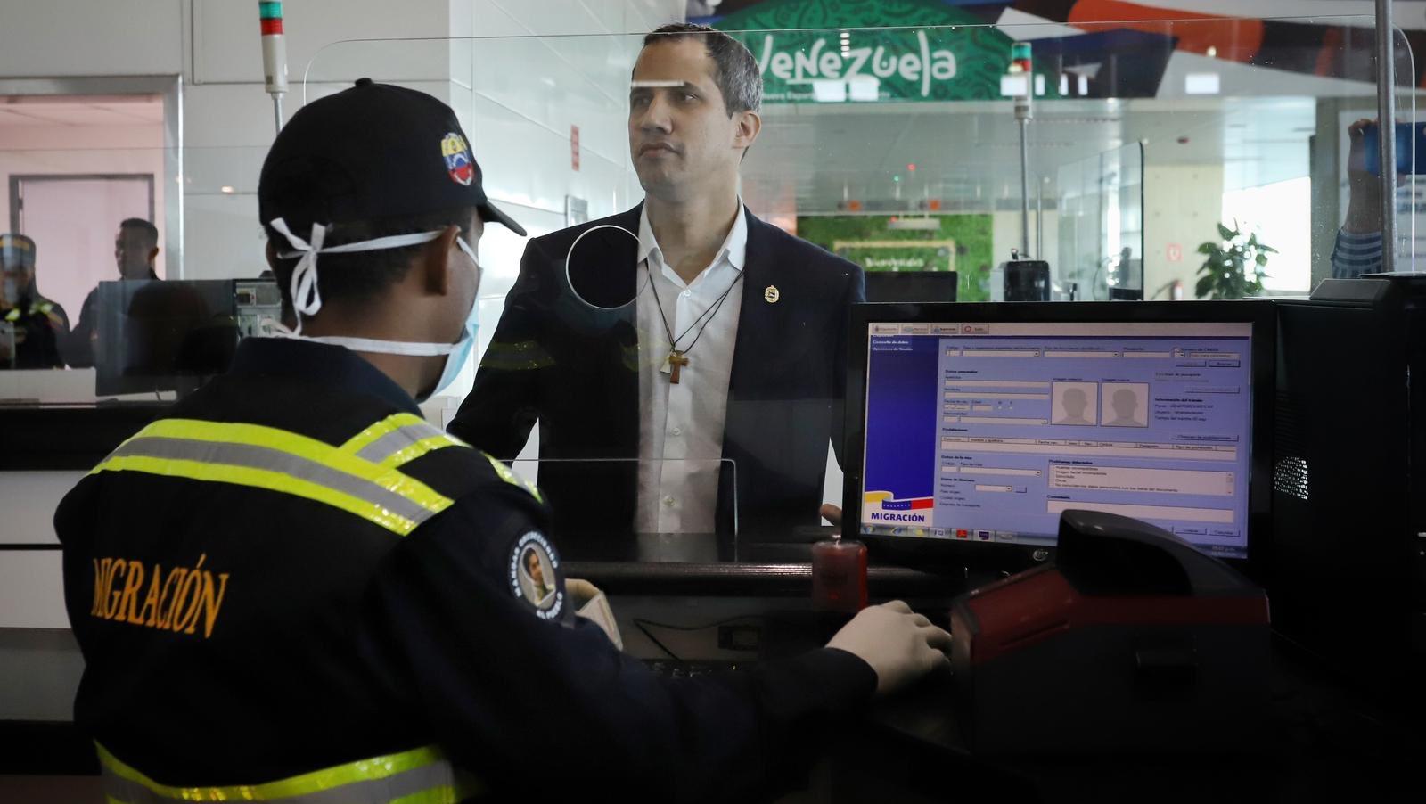 Tenso regreso de Guaidó a Venezuela tras gira de 20 días.