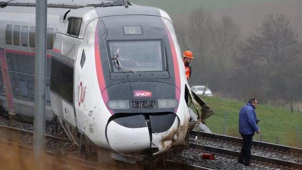 Al menos 21 heridos al descarrilar un tren de alta velocidad en Francia.