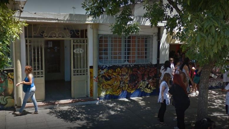 La escuela se encuentra ubicada en calle San Justo entre Cerrito y Schweitz.