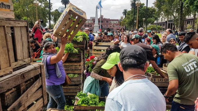 Así fue el verdurazo y tractorazo en Plaza de Mayo. (@tatoroz)