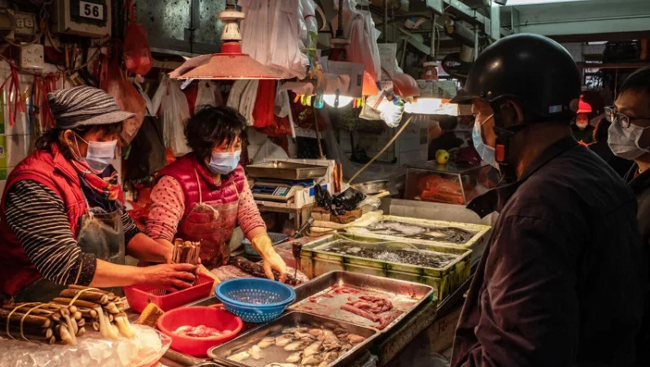 La mujer tenía fiebre y siguió trabajando en el mercado.