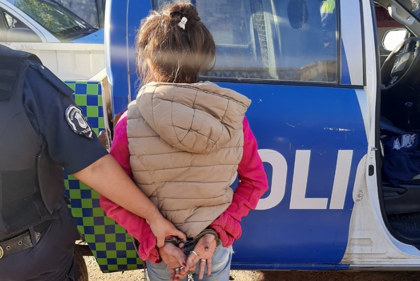 La delincuente. de 18 años, fue apresada por los pesquisas policiales frente a la vivienda de la sexagenaria,