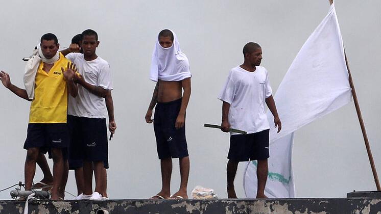 Presos amotinados en el techo de la cárcel de Puraquequara. (Reuters)