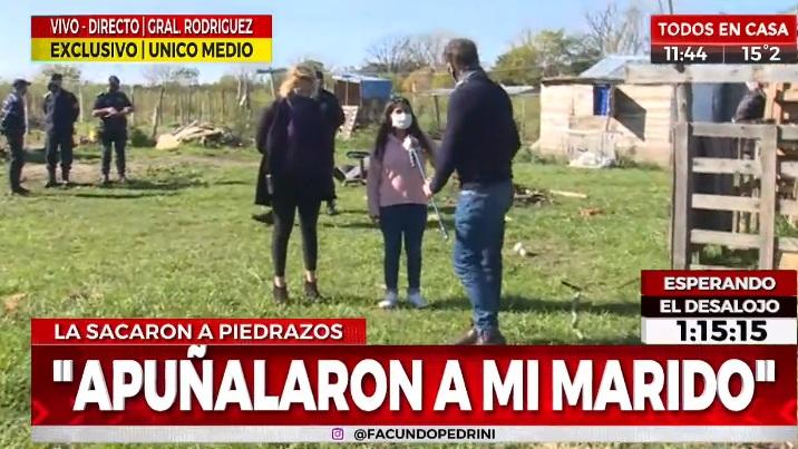 Pareja con una bebita fue amenazada por okupas para que abandonen su casa. (Captura de video)